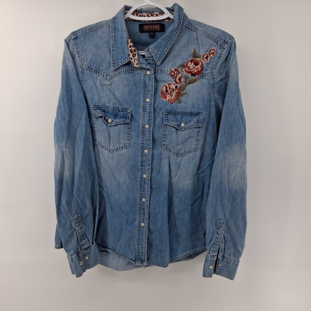Shyanne Denim Western Shirt Womens M Light Wash Blue Snap Button Floral Rose